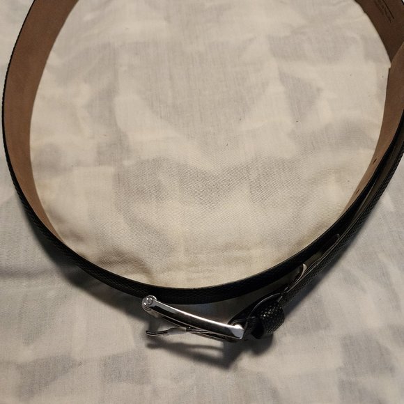 NEW CRAFTED TUMI EMBOSSED DESIGN FINE LEATHER BLACK BELT SIZE 42/1055